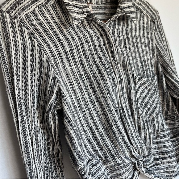 Free People Lust For Life Crop Top Sz S Twist Front Stripe Black White EUC - Picture 14 of 16